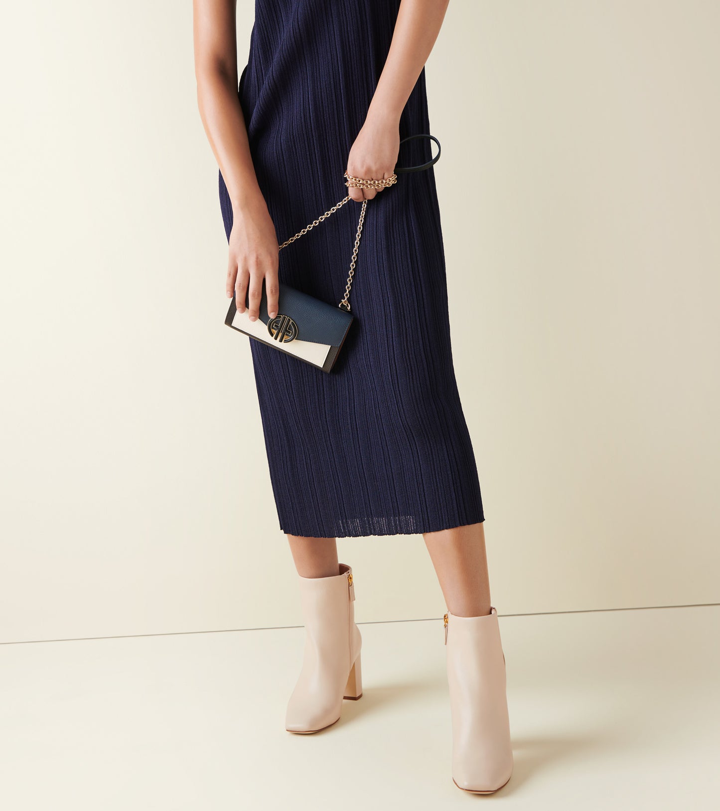 u06384-Oversized Closure Phone Case-Navy Blazer-Ivory-Chocolate